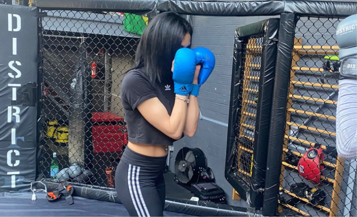 jeunes femmes victime de violences qui apprend à faire du mma